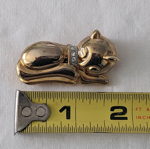 1 1/2" Sleeping Cat pin with rhinestone collar. - Picture 4 of 4